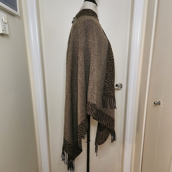 Vintage Reversible Zebra Cape Shawl - Picture 4 of 11